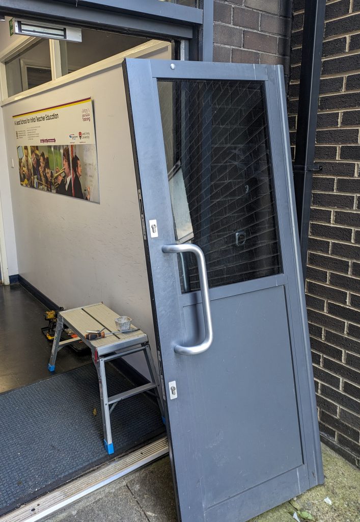 Aluminium door repair - Removing the door